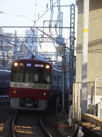 朝の線路を駆ける赤い列車