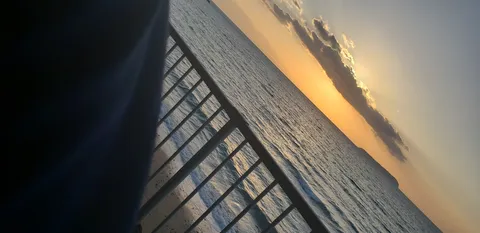 夕暮れの海辺、桟橋から