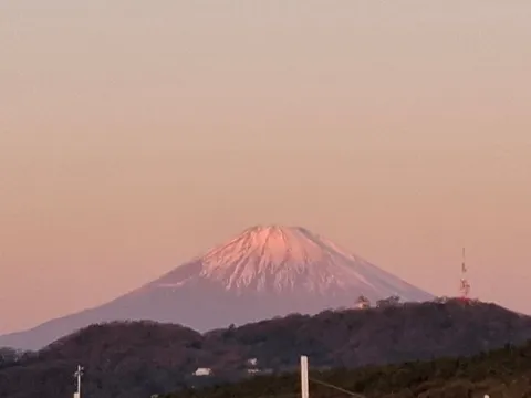夕焼けに染まる富士山、麓の灯り