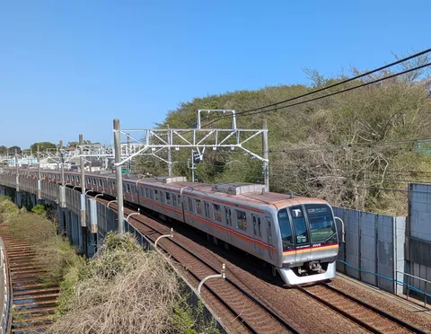 風薫る午後の鉄道風景