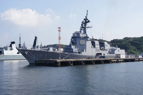 軍港に並ぶ頼もしき巨艦