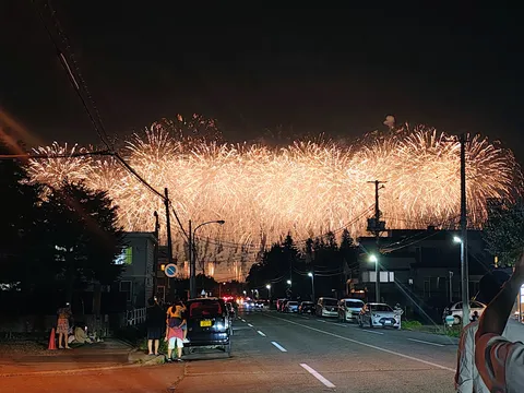 夜空に舞う街の灯