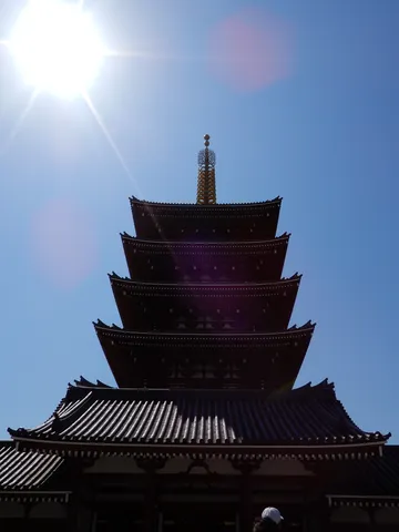 青空にそびえる五重塔