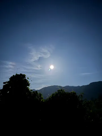 月明かりと山のシルエット
