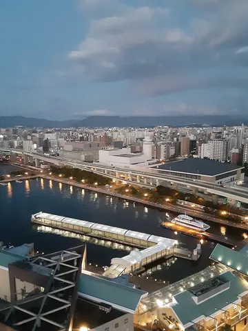 港町の灯り、静かな水面