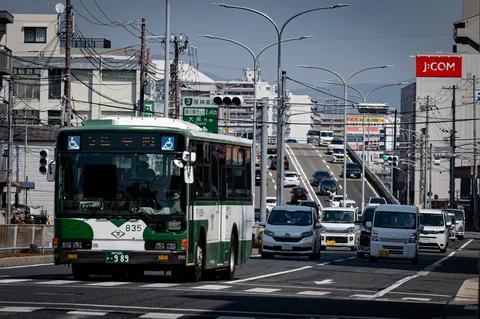 都市を行くバスと車列