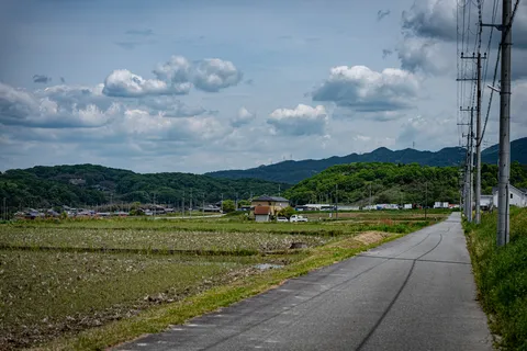 田園と集落へ続く道