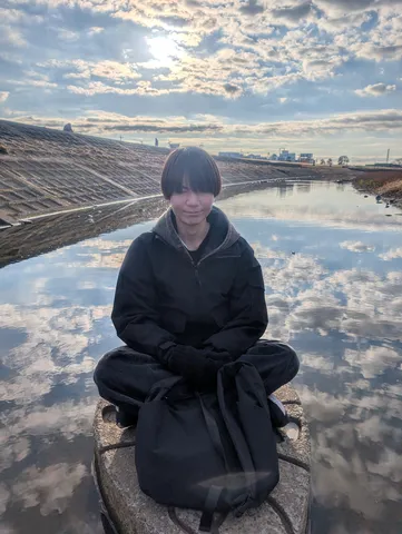 水辺の静寂と反射の光