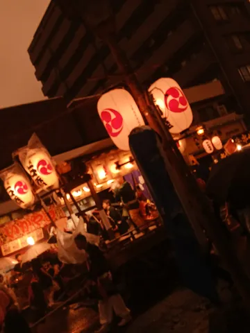 灯りに照らされた賑やかな夜