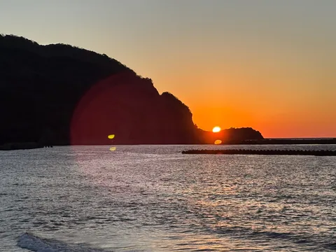 夕陽が縁取る海岸線のシルエット