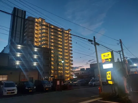 夜景に灯る街の日常