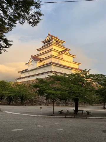 金色に染まる城の影