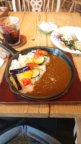 熱々スキレットの野菜カレー