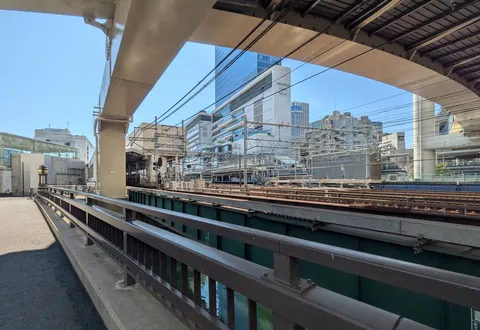 高架下の鉄路風景