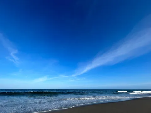 水平線に伸びる青い空と白い雲