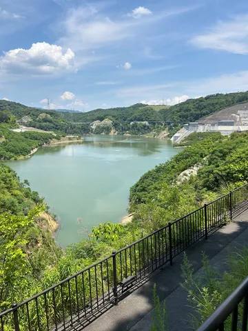 緑深きダム湖の静寂