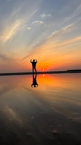 水鏡に映る夕焼けの躍動