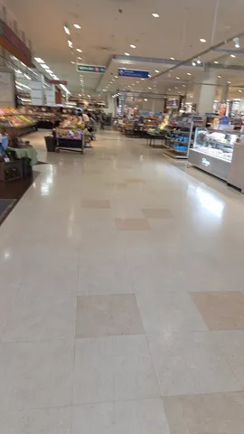 スーパーマーケットの日常風景