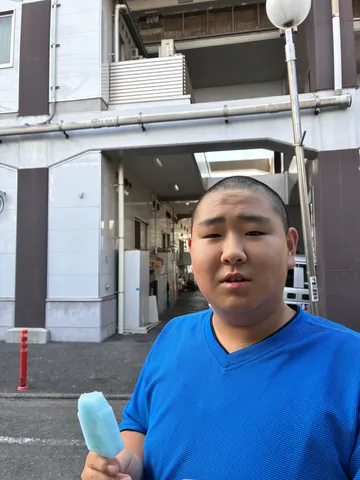 青いアイスと日常の瞬間