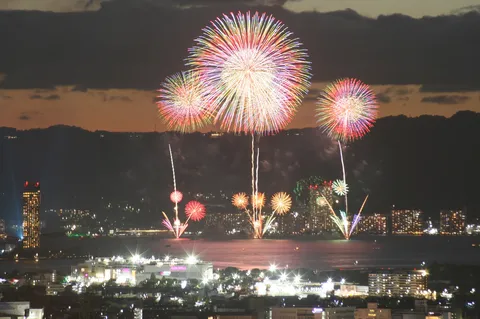夜空と街を彩る光の祭典