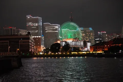 煌めく港町の夜景