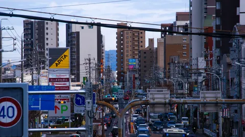 喧騒の街路に灯る細い光