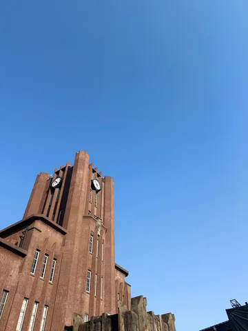 堂々とそびえる時計台
