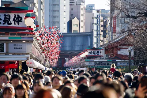 華やかな飾りと人波