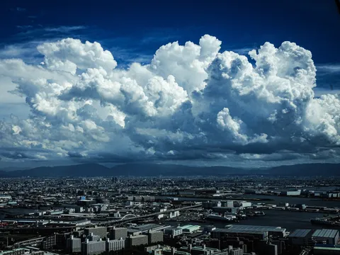 迫る雲と街の静寂