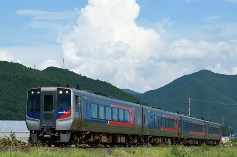 夏空の下、力強く進む列車