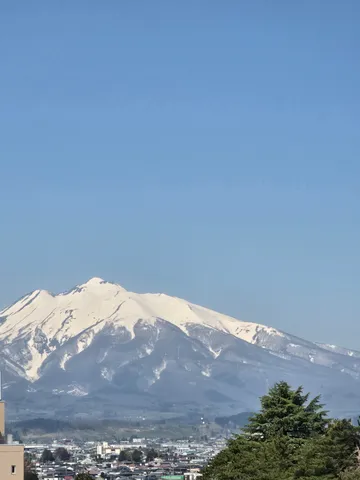 春を待つ残雪の山と街並み