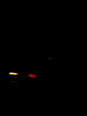 夜の灯火、静寂を映す