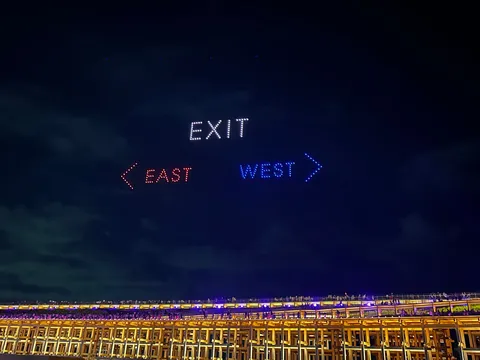 夜空に浮かぶ進路指示