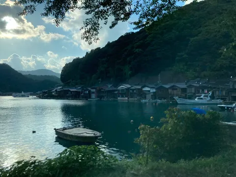 静寂の湾に佇む船
