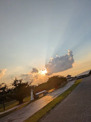 雲間から降り注ぐ光のシャワー