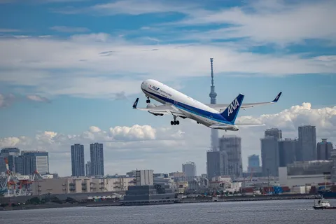都会の空を切り裂く、ANAの雄姿