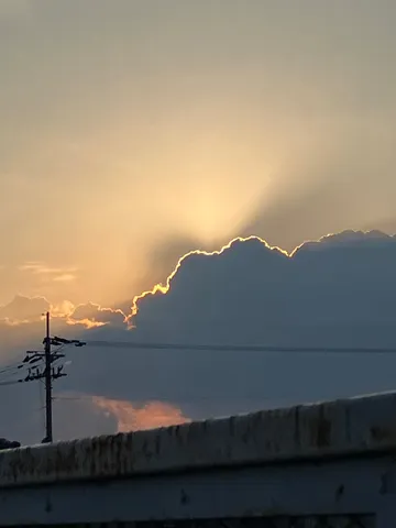 雲間から差し込む光の道
