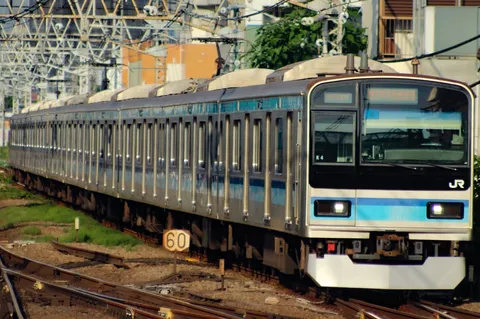 日差しの下、レールをゆく列車