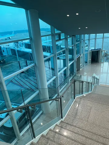 空港を見下ろす階段