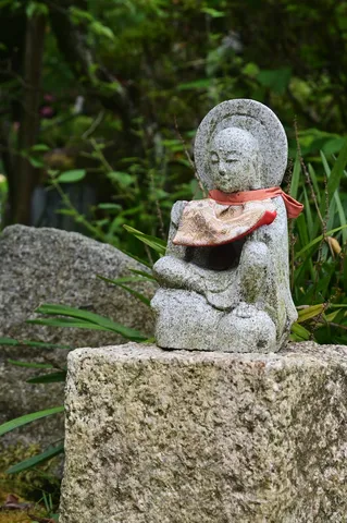 静寂に佇む石仏の温もり