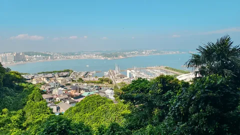 港町に抱かれた緑の丘
