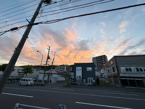 夕暮れの街と電線の風景