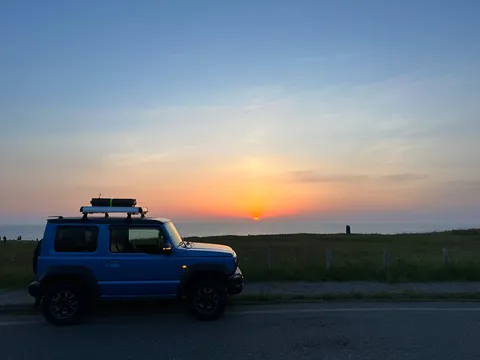 夕日と相棒、海岸ドライブ