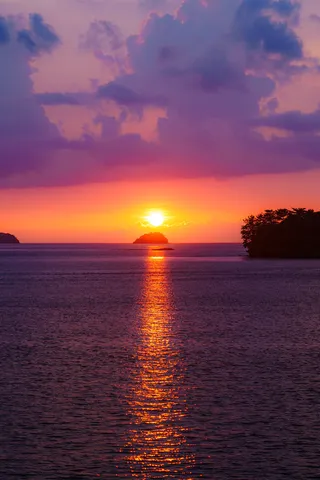 夕焼けに染まる海のきらめき