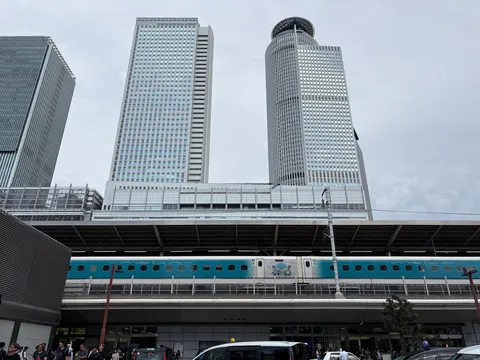 高層と列車が交差する街景
