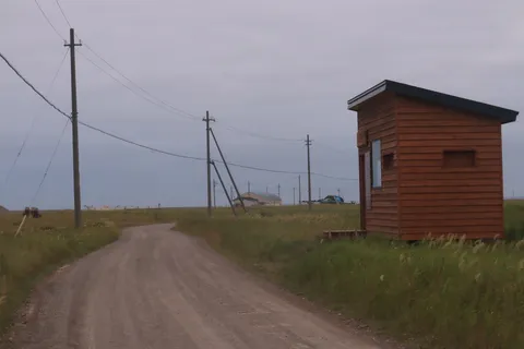 ひっそりと佇む、田舎道の小さな小屋