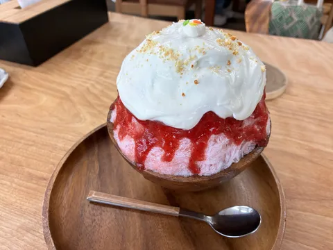 とろける苺ミルクのかき氷