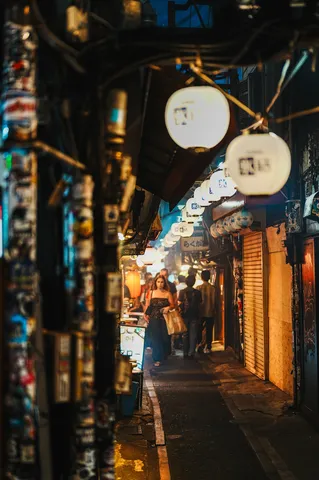 提灯が導く夜の細道