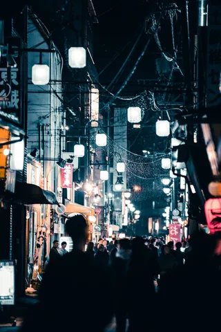 灯りの先の夜歩き