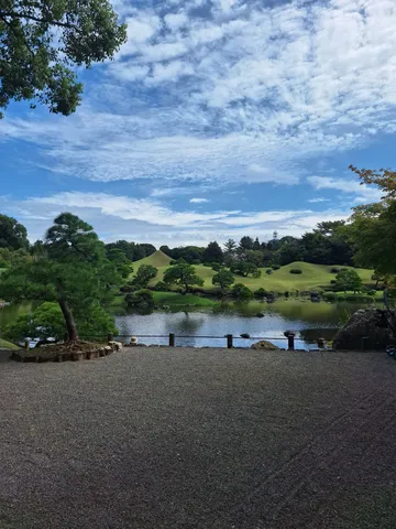 緑と水辺の調和、静寂の庭園